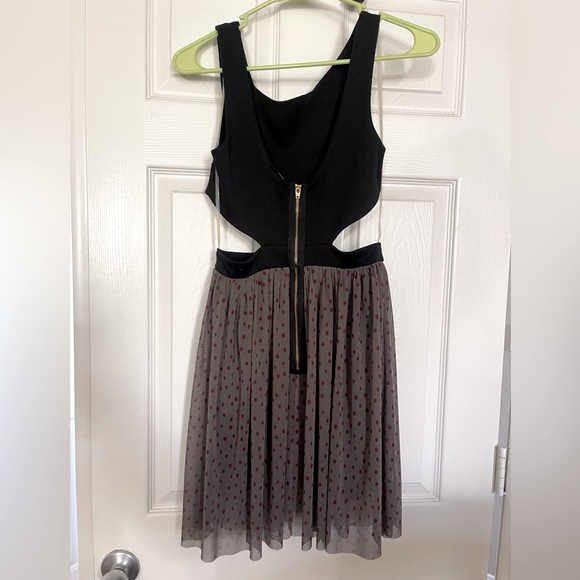 Cut Out Dress - Picture 2 of 4